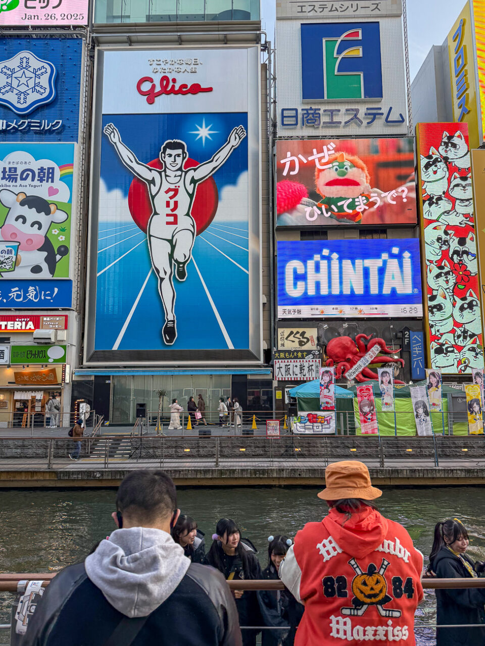 Der Glico Man in Osaka ist seit Generationen ein beliebtes Fotomotiv