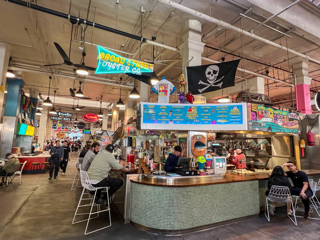 Foodstand im Grand Central Market in Los Angeles mit Kunden
