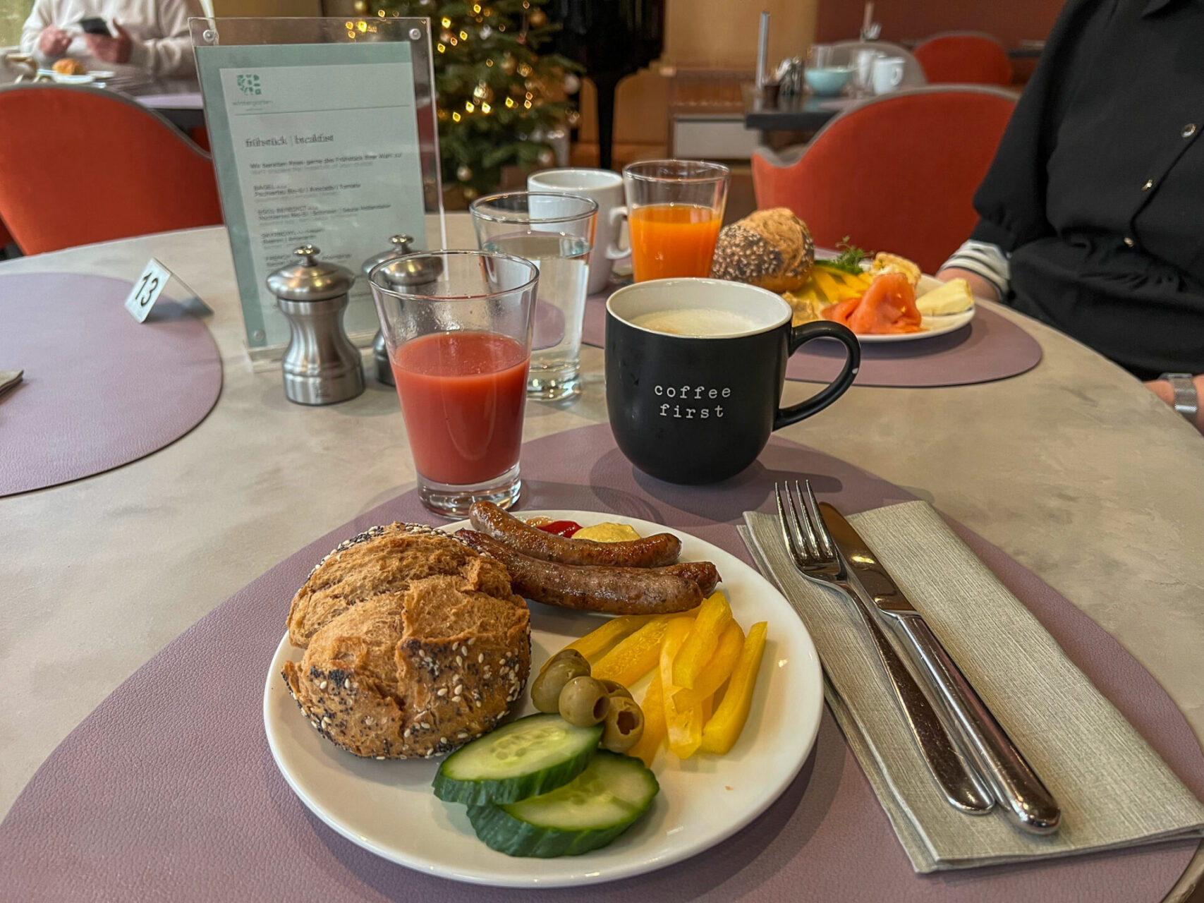 Frühstück im Hotel im Wasserturm mit Brötchen und Kaffee