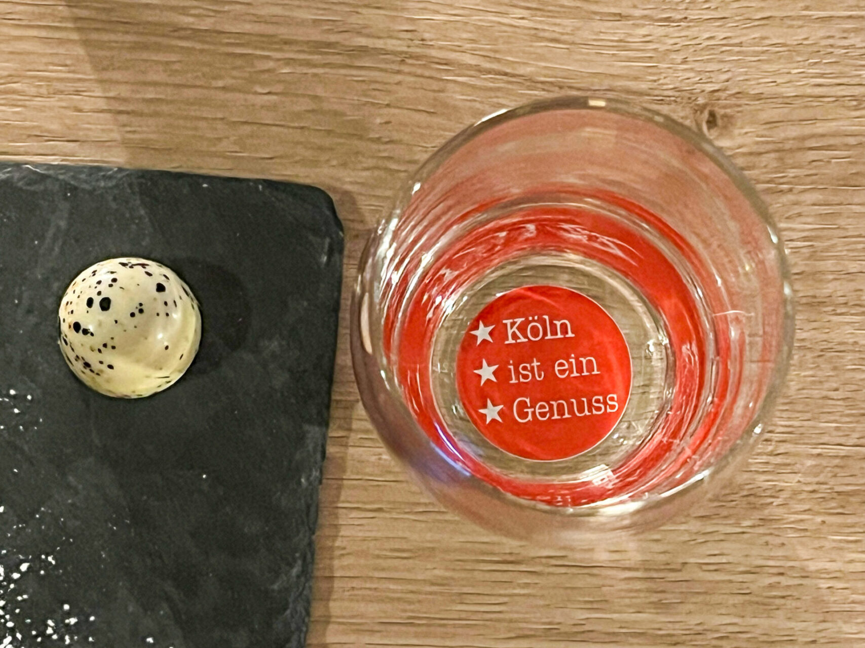 Glas mit der Aufschrift Köln ist ein Genuss