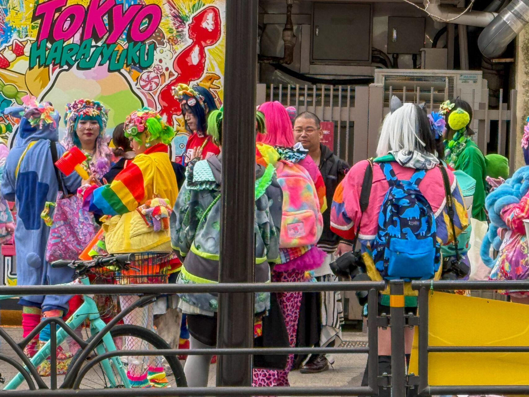 Manga-Fans in voller Verkleidung im Stadtteil Shinjuku in Tokio bei einer Reise in Japan