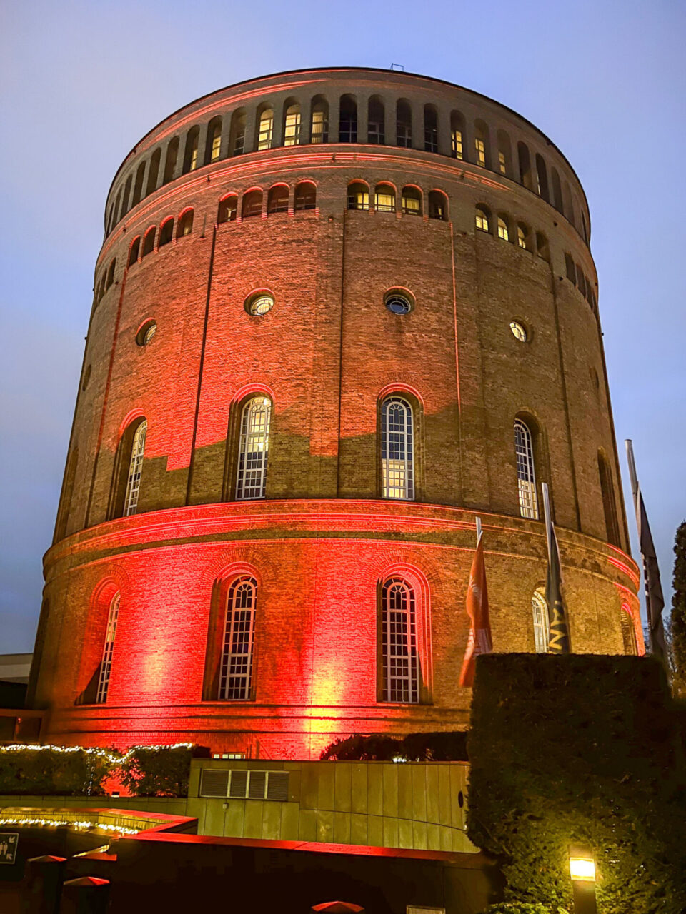 Aussenansicht des rot angestrahlten Hotel im Wasserturm in Köln