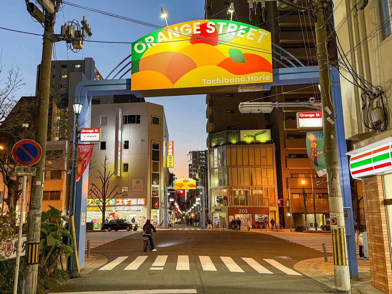 Die Orange Street in Osaka in der Dämmerung