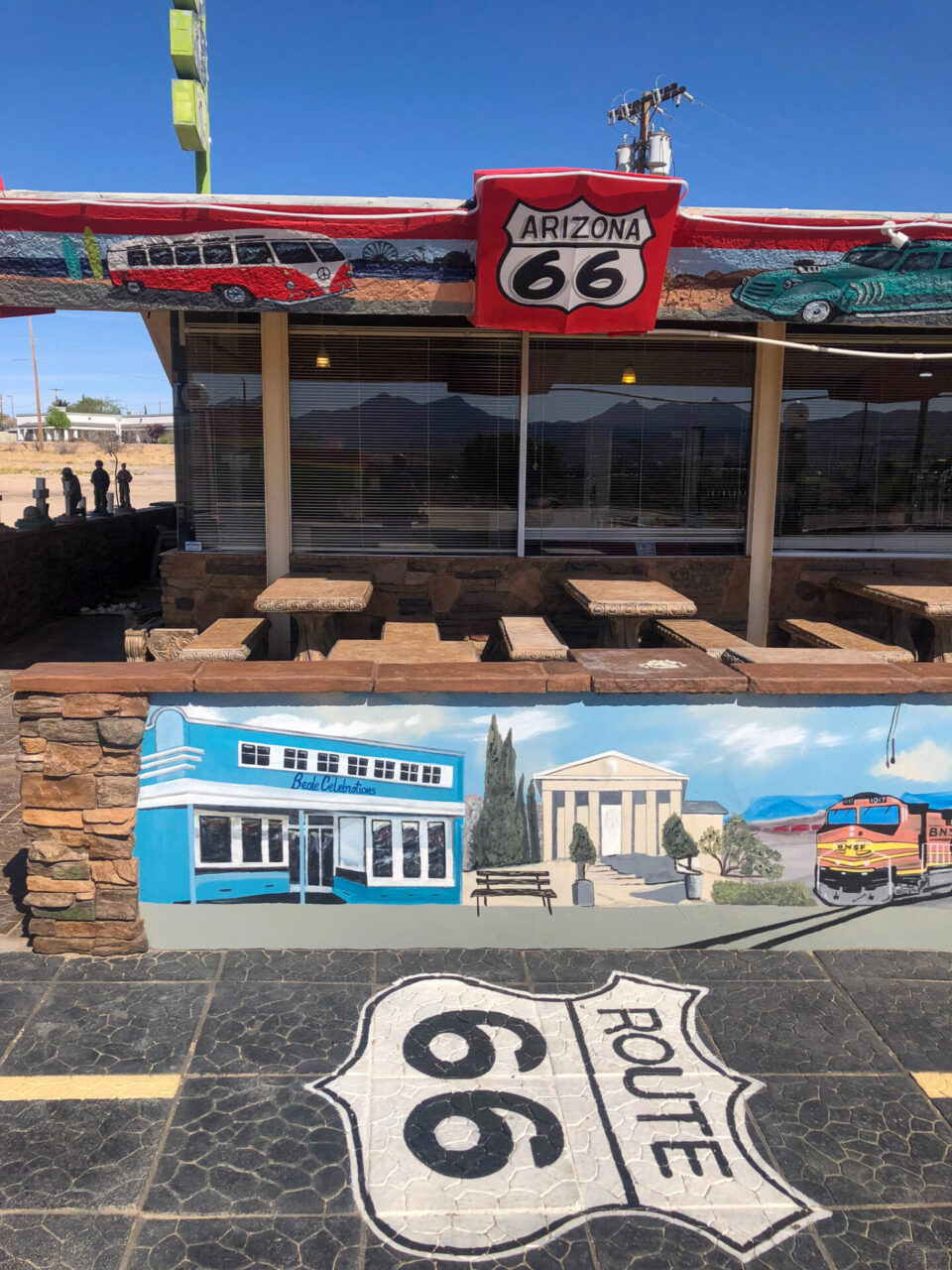 Außenansicht von Rutherford's Diner in Kingman mit Route-66-Logo