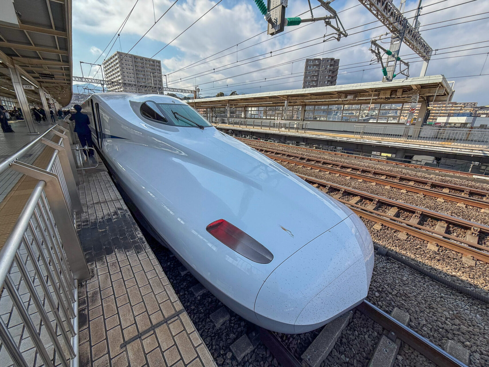 Der Shinkansen in einem japansichen Bahnhof