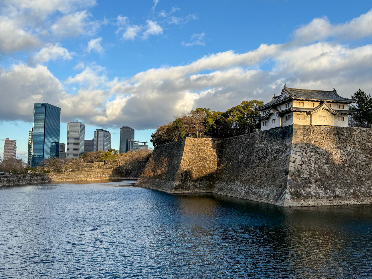 Wassergraben und Schutzmauern der Burg von Osaka