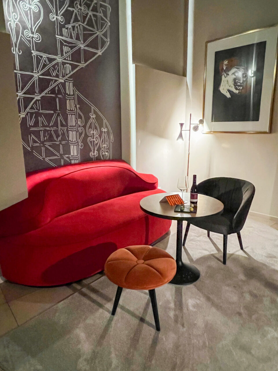 Sofa in Form eines Kussmundes in der Juniorsuite des Hotels im Wasserturm in Köln