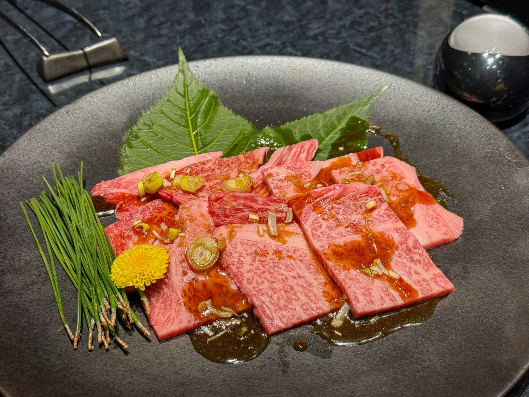 Wagyu-Beef auf einem Teller in einem Restaurant in Kyoto