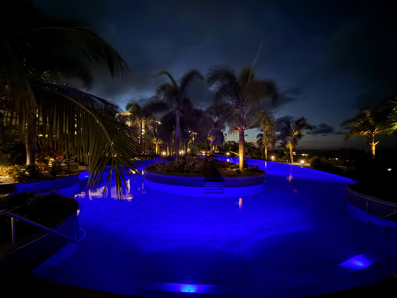 Der Pool des Golden Rock Resort auf Sint Eustatius bei Nacht