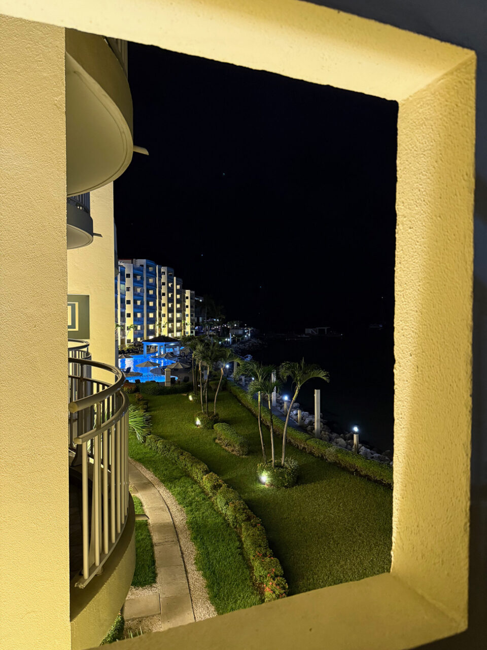 Nachtaufnahme von Simpson Bay Resort während des Pauschalurlaub auf Sint Maarten