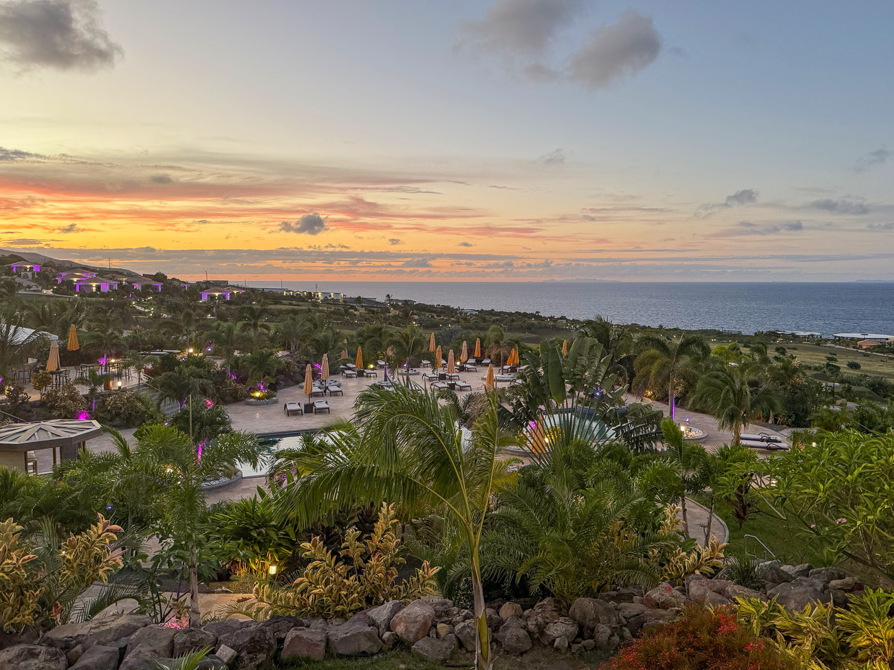 Blick über das Golden Rock Resort in der abendlichen Sonne