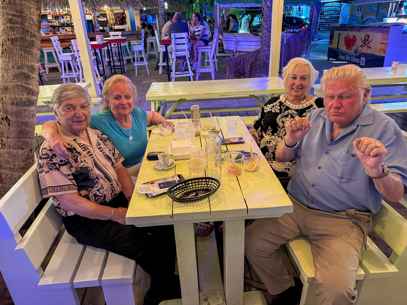 Amerikanische Senioren in der Buccaneer Beach Bar machen seit mehr als 20 Jahren Ferien auf Sint Maarten