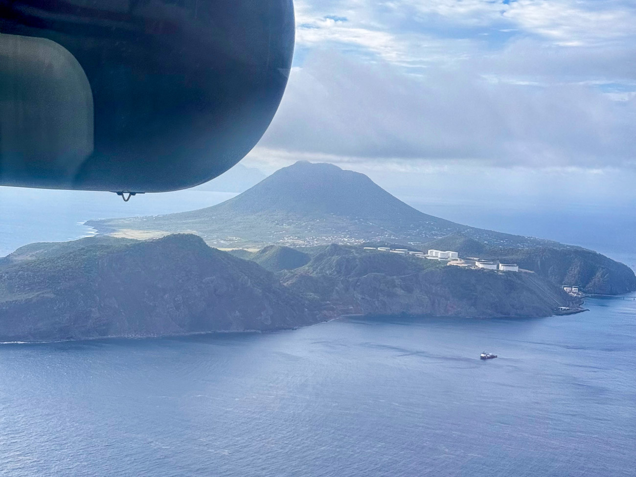 Anflug auf Sint Eustatius mit Vulkan Quill