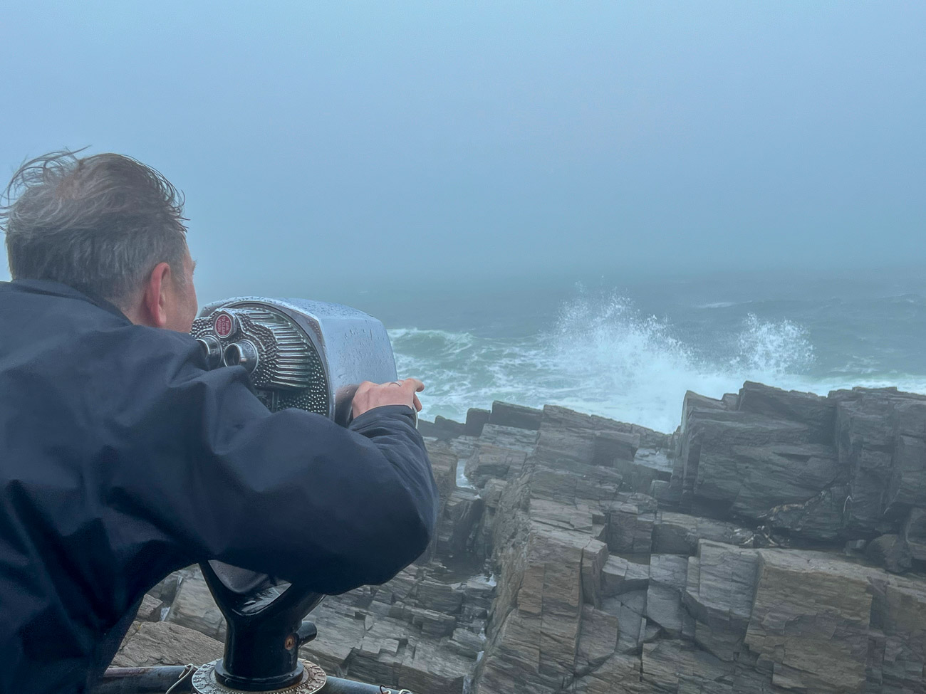 Blick durchs Fernglas auf die stürmische Brandung in Maine