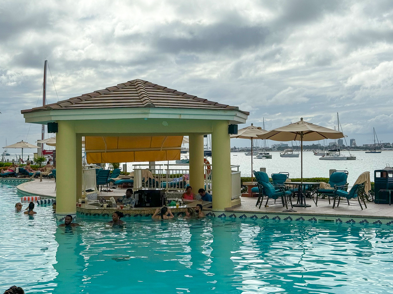 Die Bar im Swimmingpool des Simpson Bay Resort