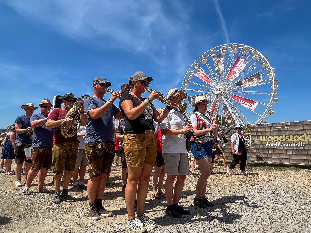Blasmusikkapelle vor Riesenrad beim Woodstock der Blasmusik