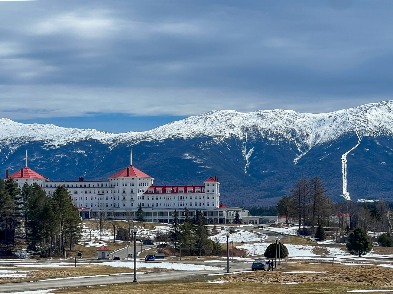 Das Bretton Woods Hotel vor dem schneebedeckten Mount Washington