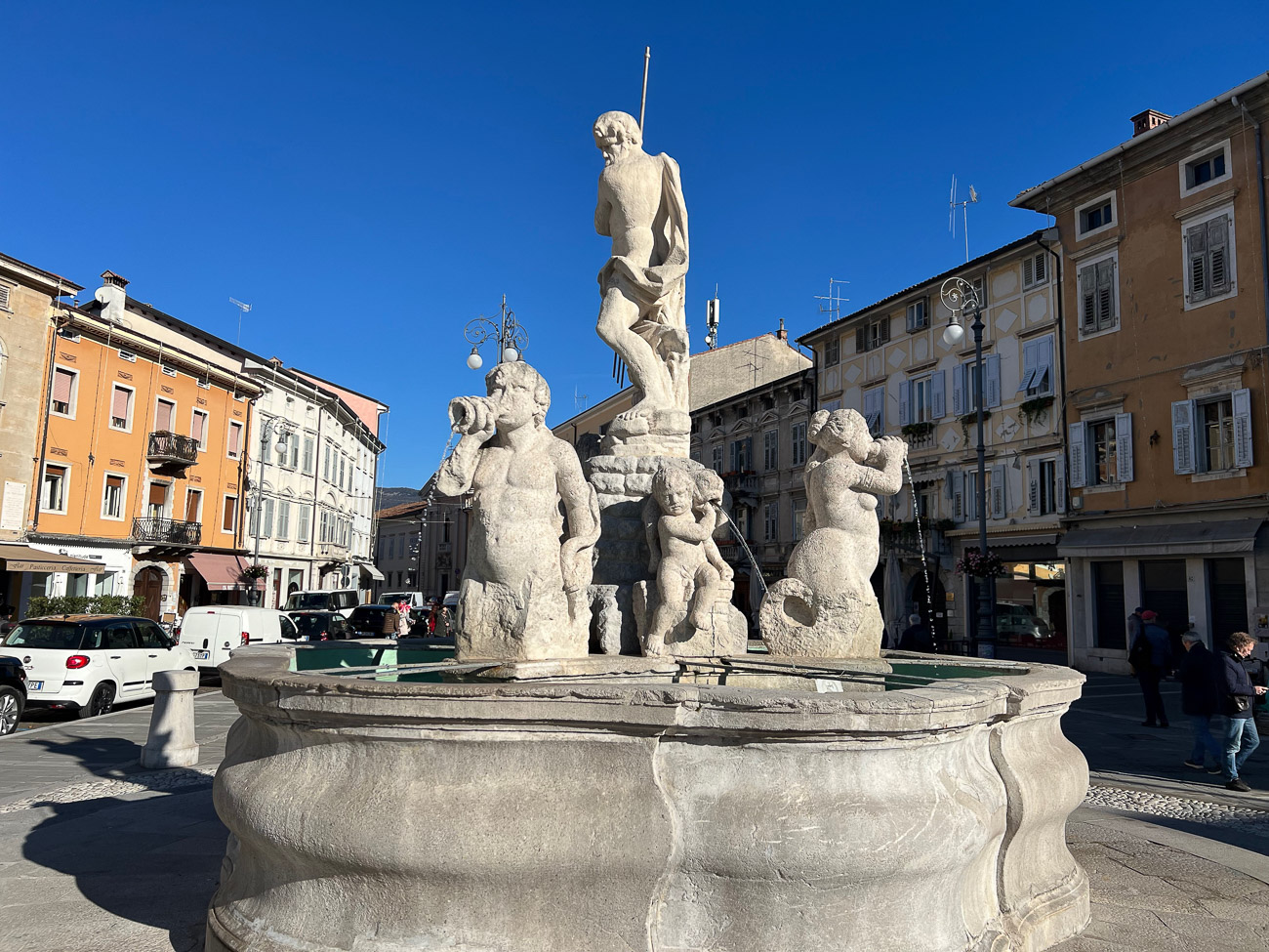 Springbrunnen mit Statuen an der Piazza von Europas letzter geteilter Stadt Gorizia