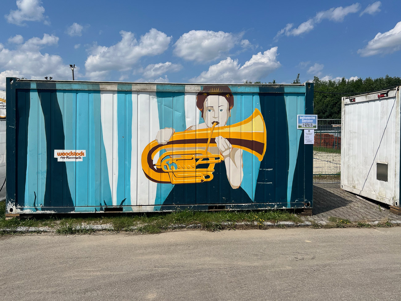 Container mit Wandgemälde, das eine Frau mit Tuba zeigt