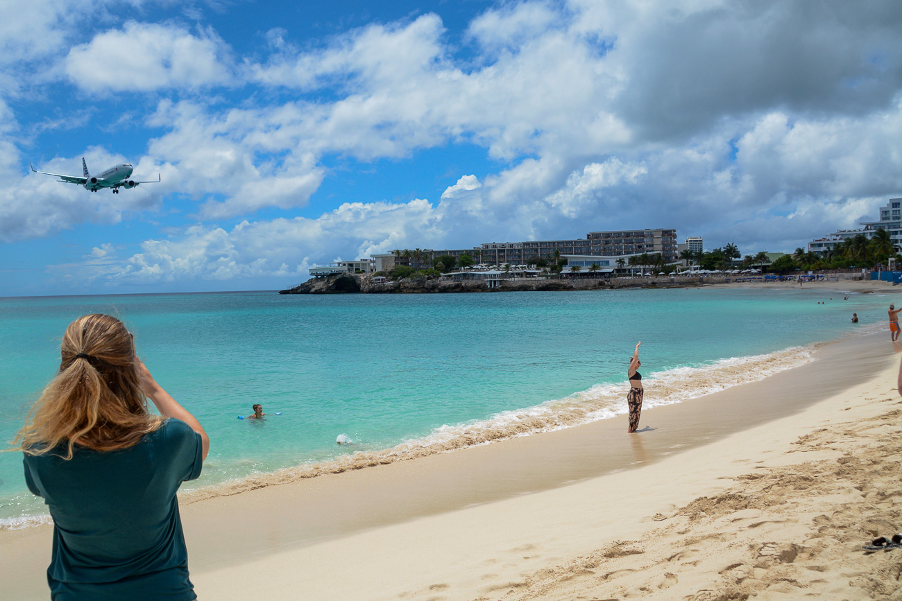 Maschine im Anflug auf den Maho Beach auf Sint Maarten