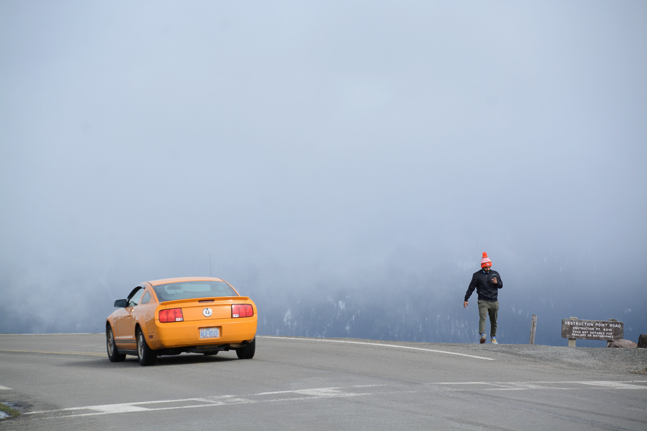 Orangener Ford Mustang auf der Passstraße zur Hurricane Ridge im Olympic National Park in den USA