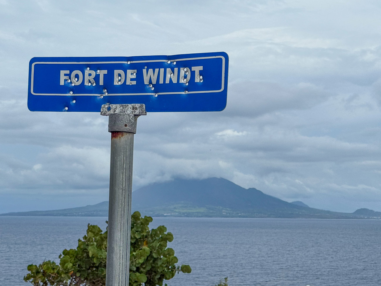 Schild zum Fort de Windt auf Sint Eustatius mit Blick auf die Nachbarinsel St. Kitts