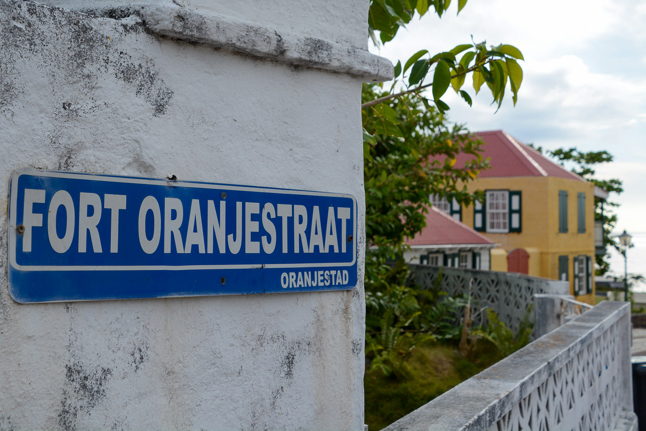 Schild mit der Aufschrift Fort Oranjestraat in Oranjestad