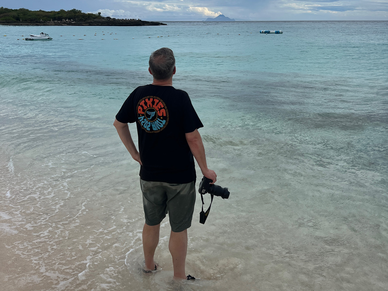 Autor Ralf steht mit Kamera im Wasser beim Resorturlaub auf Sint Maarten