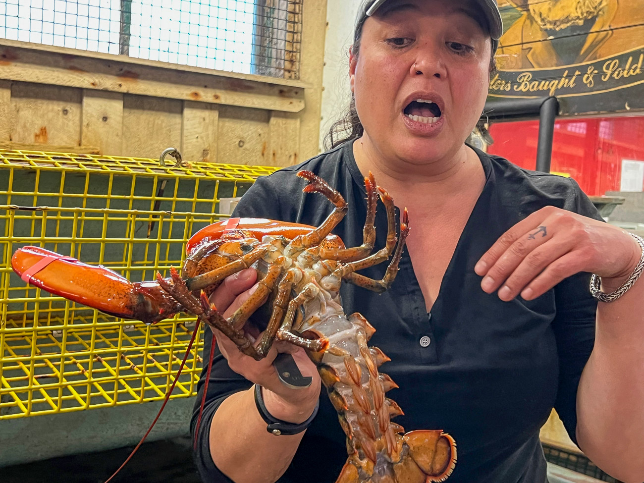 Frau mit Lobster im Fischmarkt von Portland, Maine