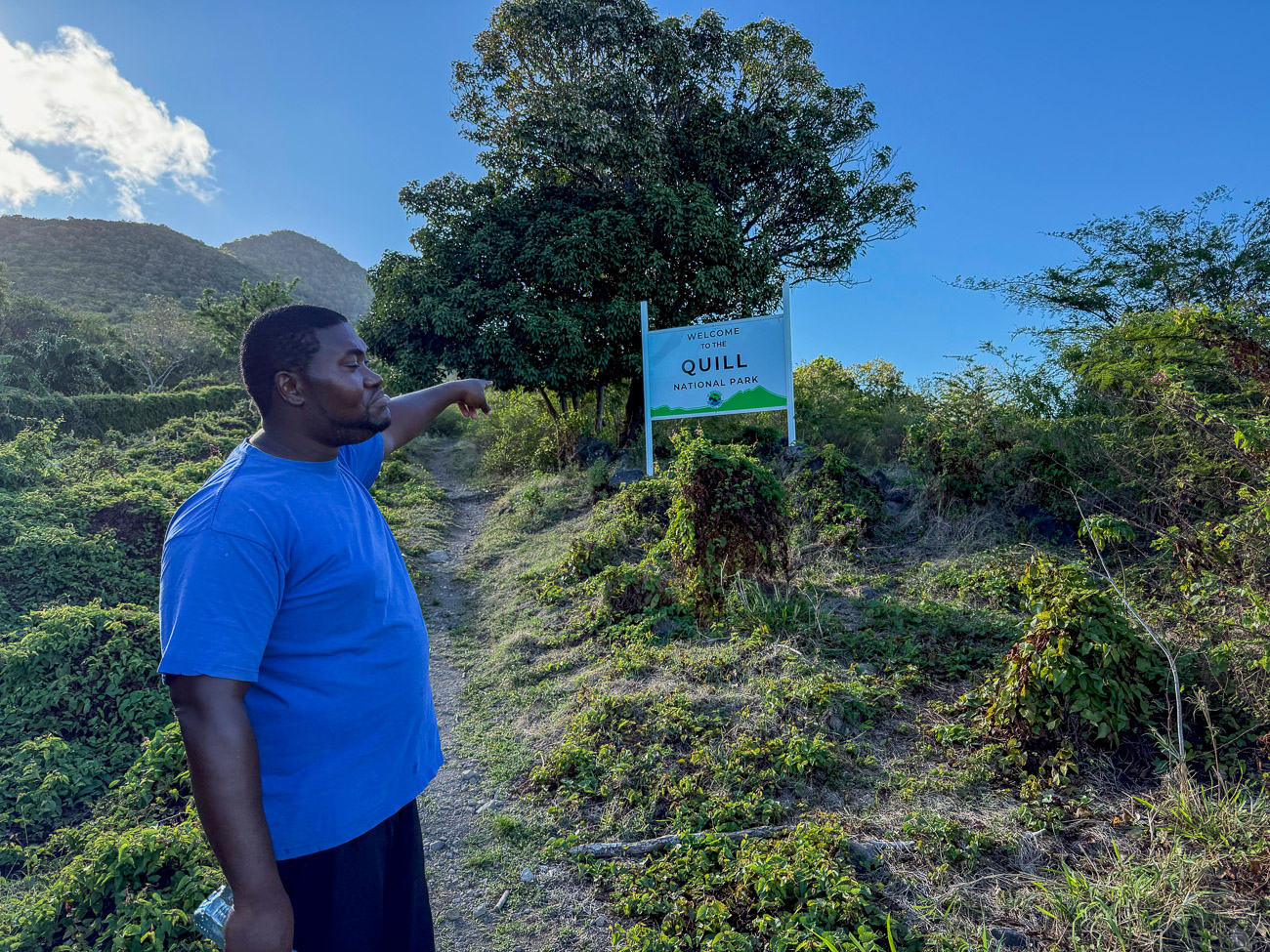 Guide David zeigt auf den Eingang zum Quill Nationalpark
