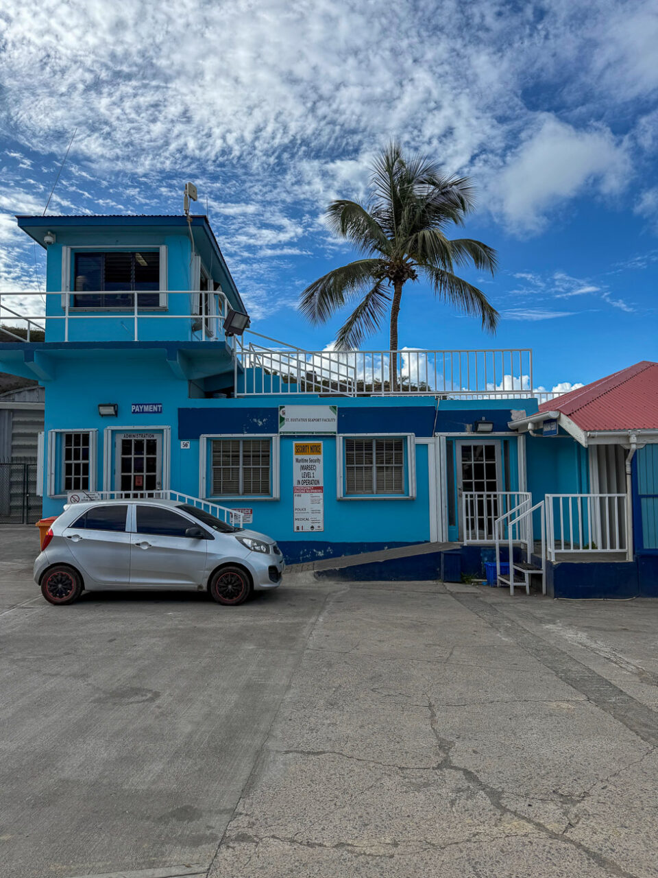 Hafenkontor mit Palme auf Sint Eustatius