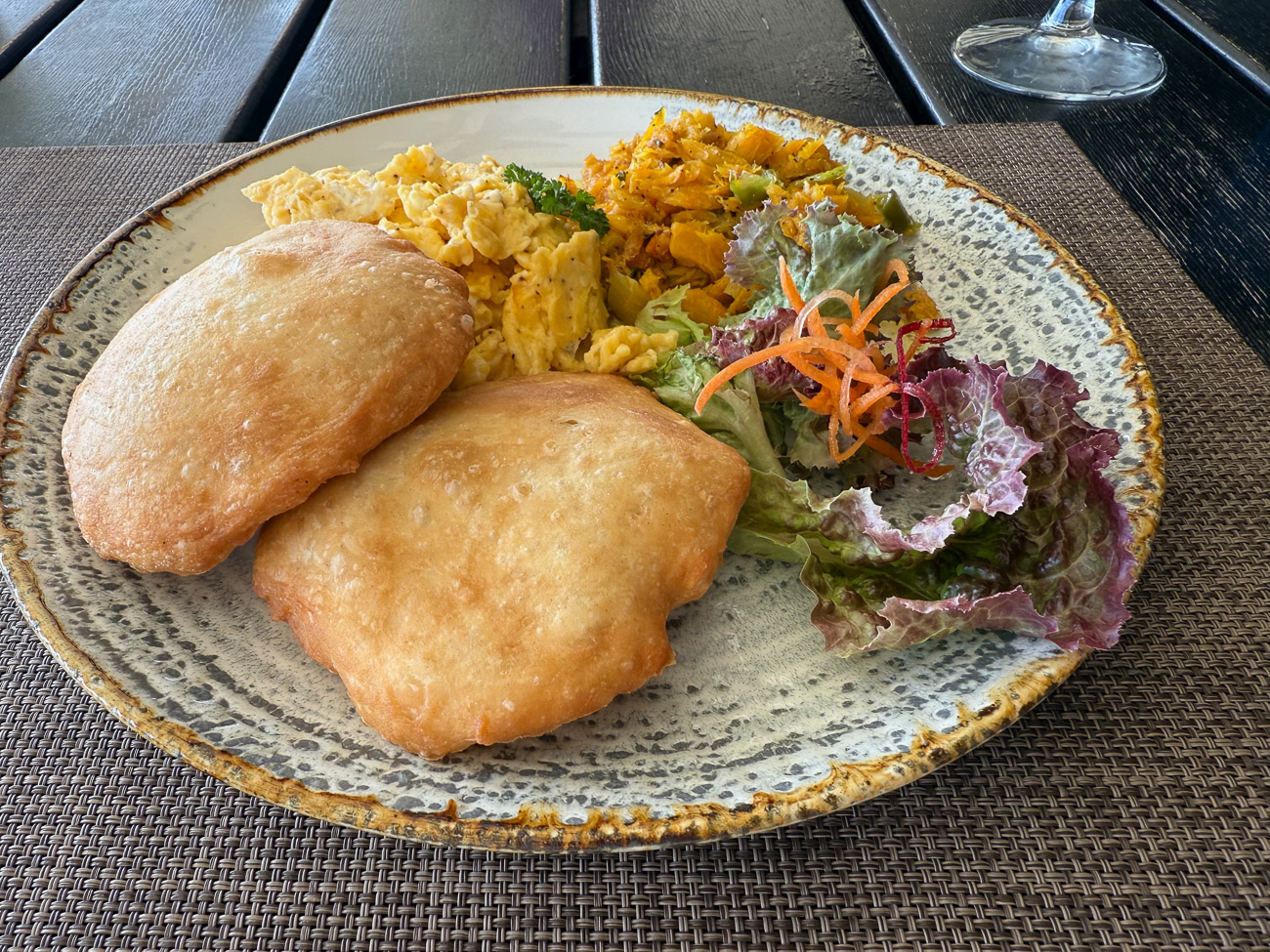 Teller mit Jhonny Bread im Restaurant Breeze auf Sint Eustatius