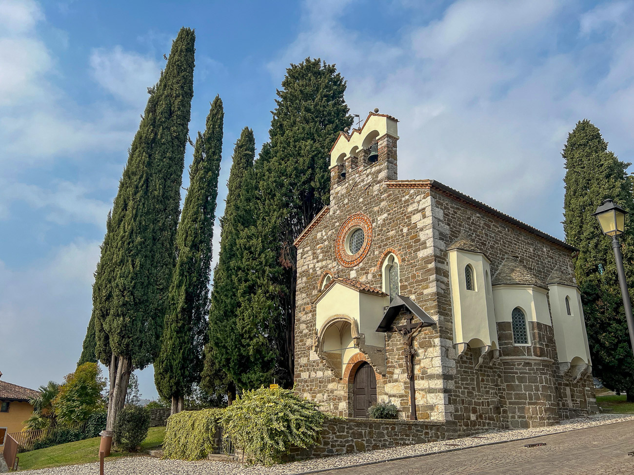 Kapelle mit Zypressen am Borgo Castello in Gorizia