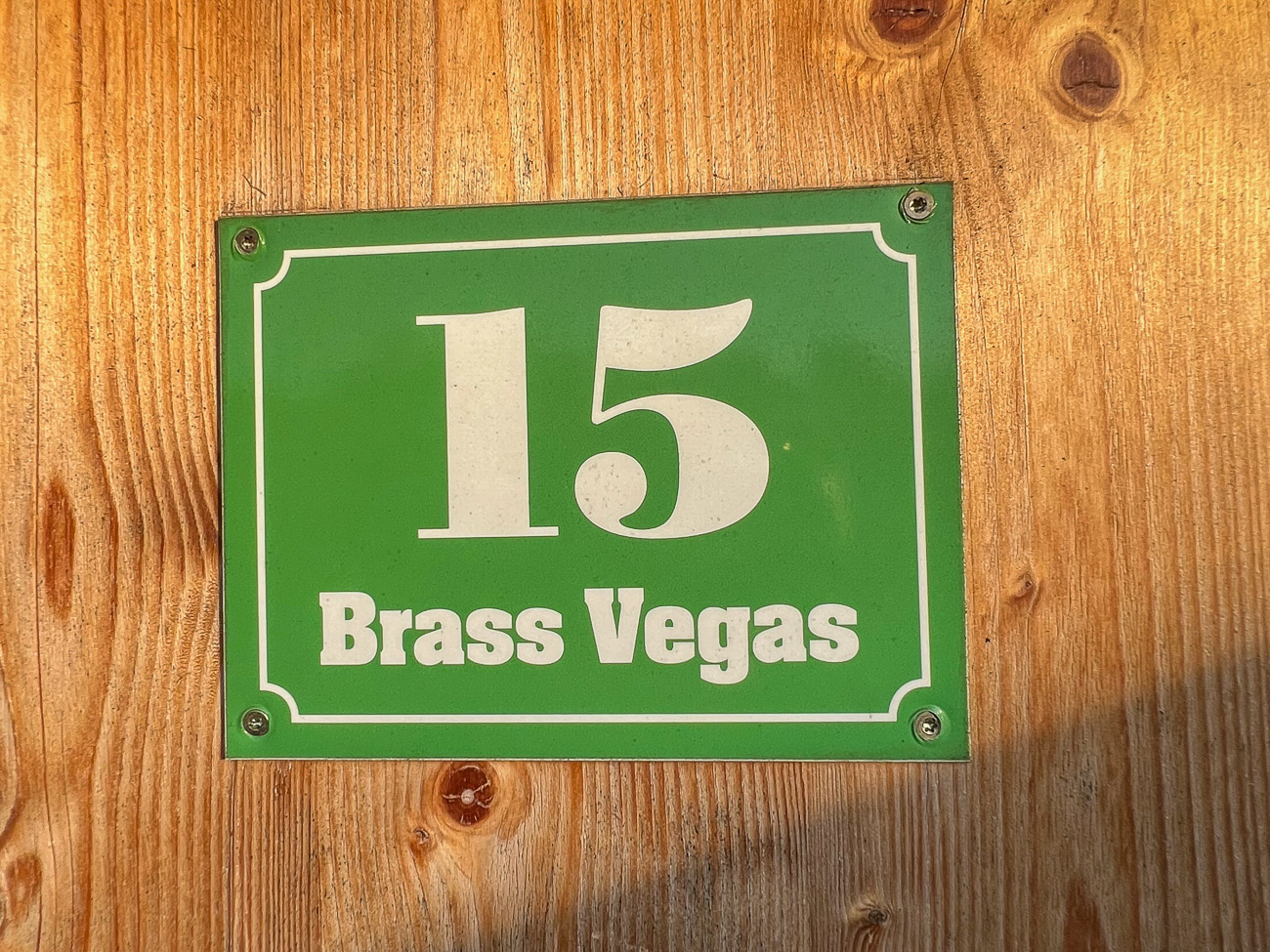Schild mit der Aufschrift Brass Vegas