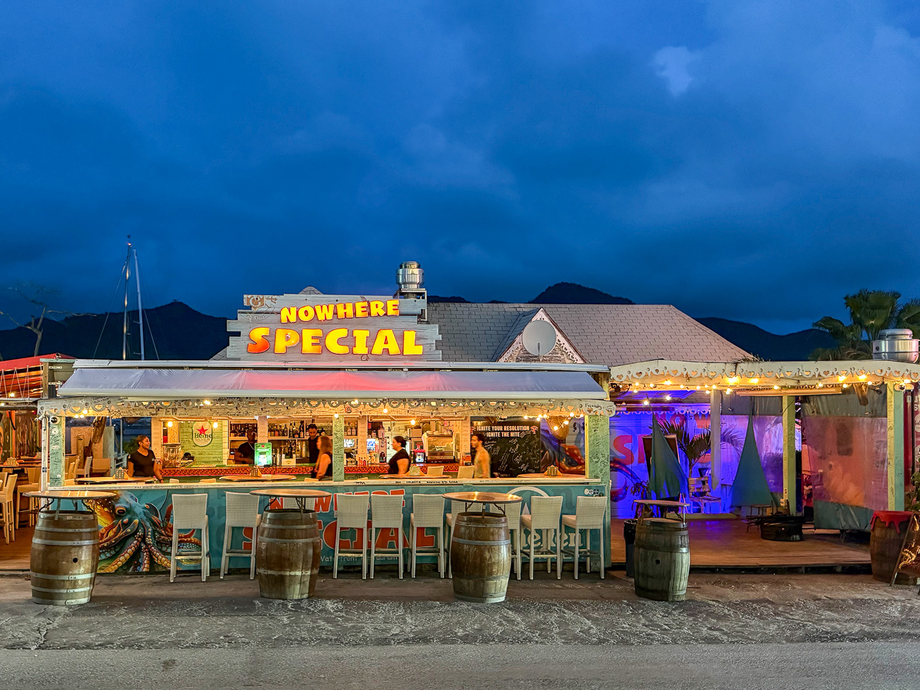 Die Bar Nowhere Special auf Sint Maarten im Abendlicht