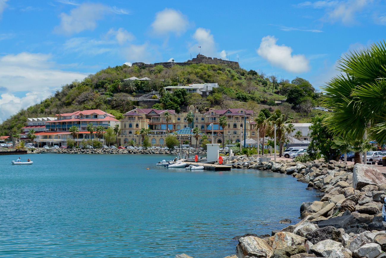 Bucht in Marigon im französischen Teil von Sint Maarten mit dem alten Fort auf einem Hügel