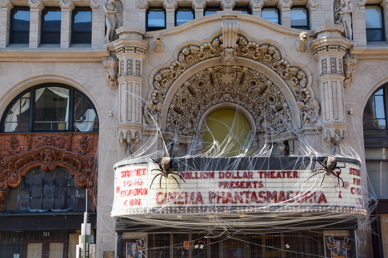 Das Million Dollar Theatre in Downtown Los Angeles mit Spinnennetz über der Anzeigetafel