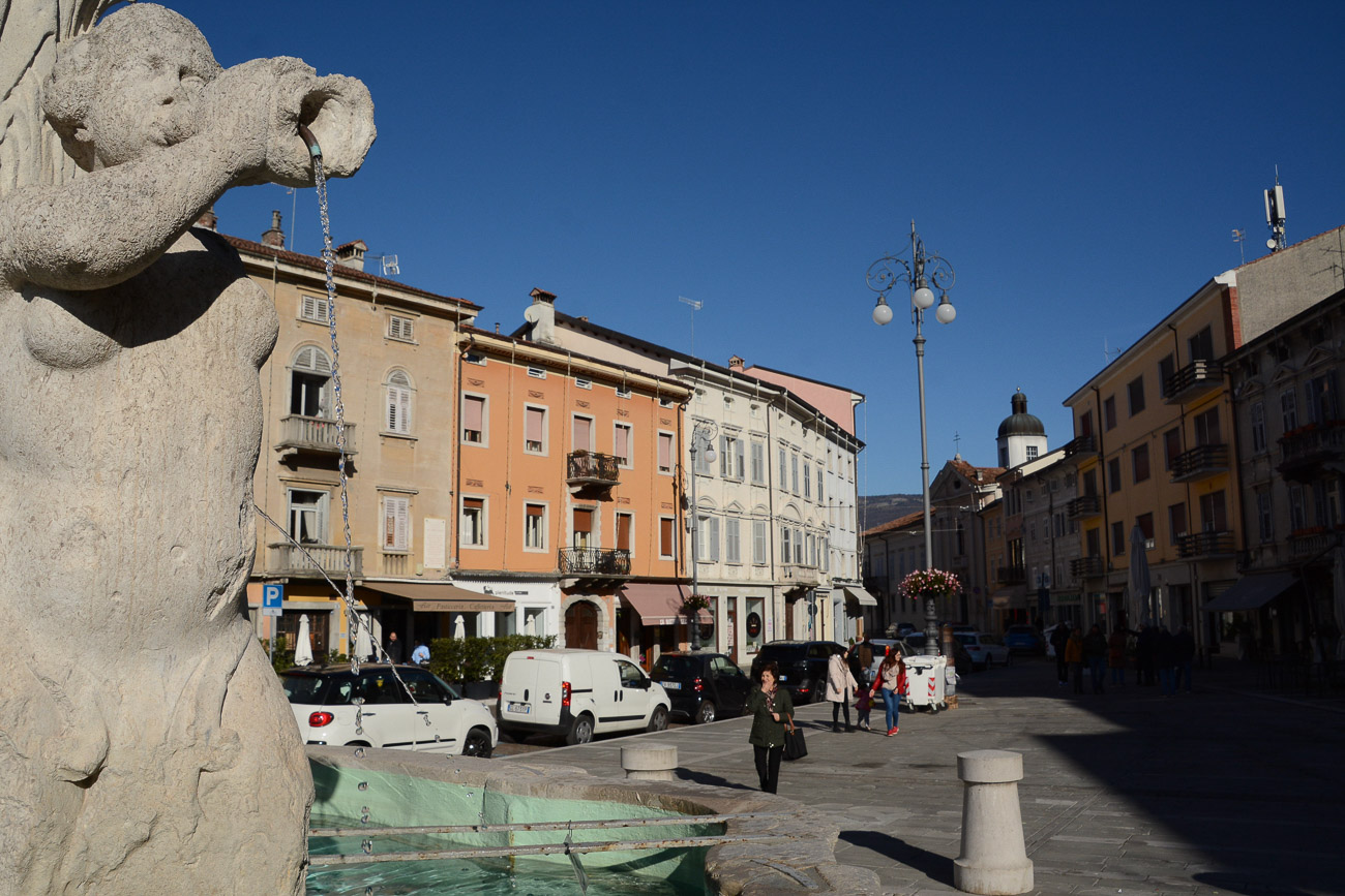Springbrunnen in Gorizia bei strahlend blauem Himmel