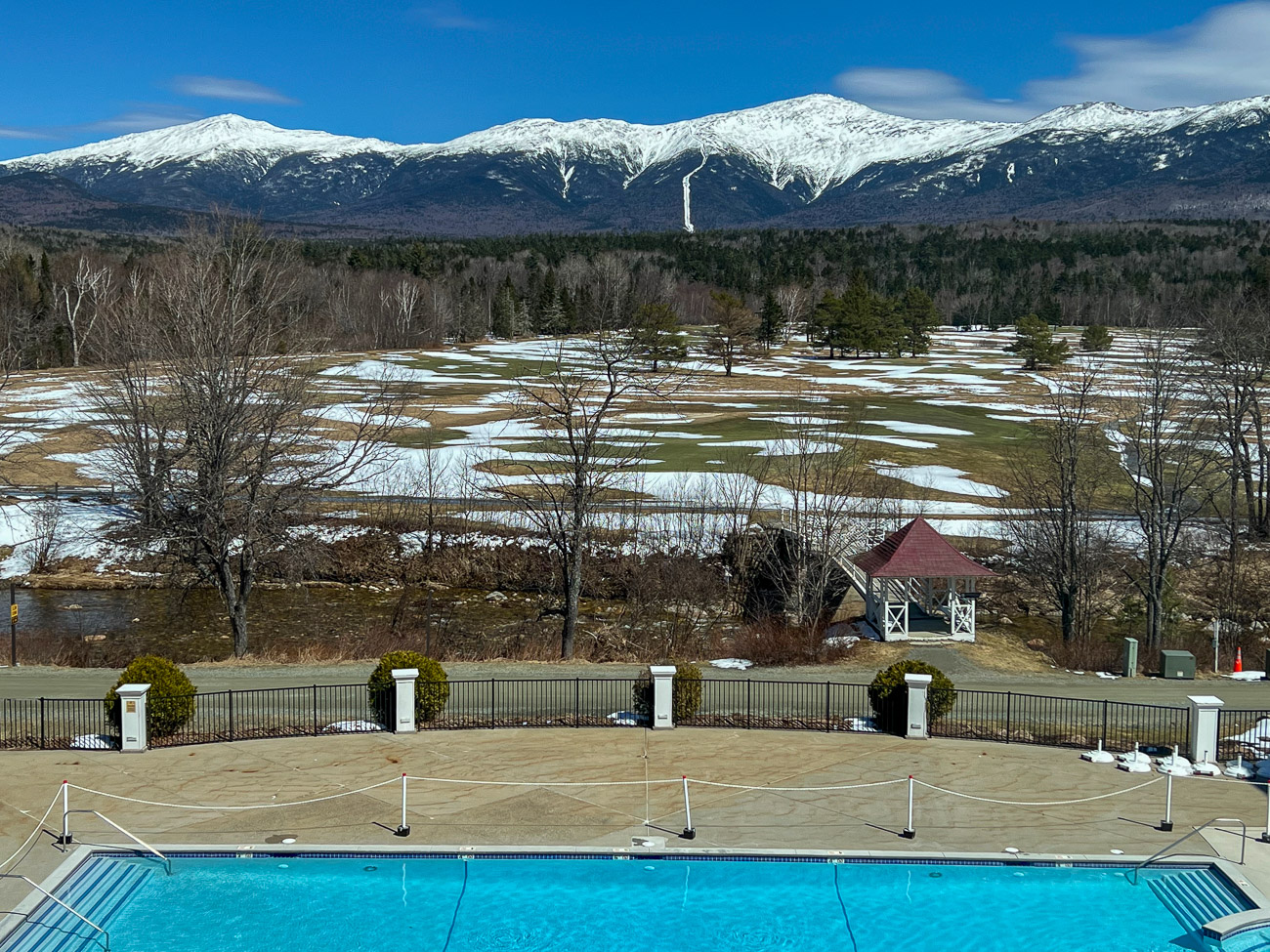 Der Pool des Bretton Woods Hotel vor dem Gipfel des Mount Washington