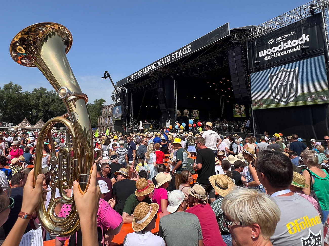 Tubaspieler vor der Hauptbühne beim Woodstock der Blasmusik