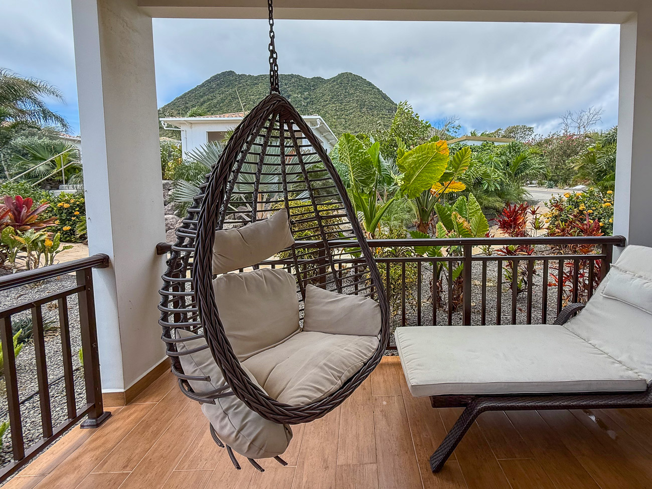 Schaukel auf der Terrasse einer Villa im Golden Rock Resort vor Vulkankegel