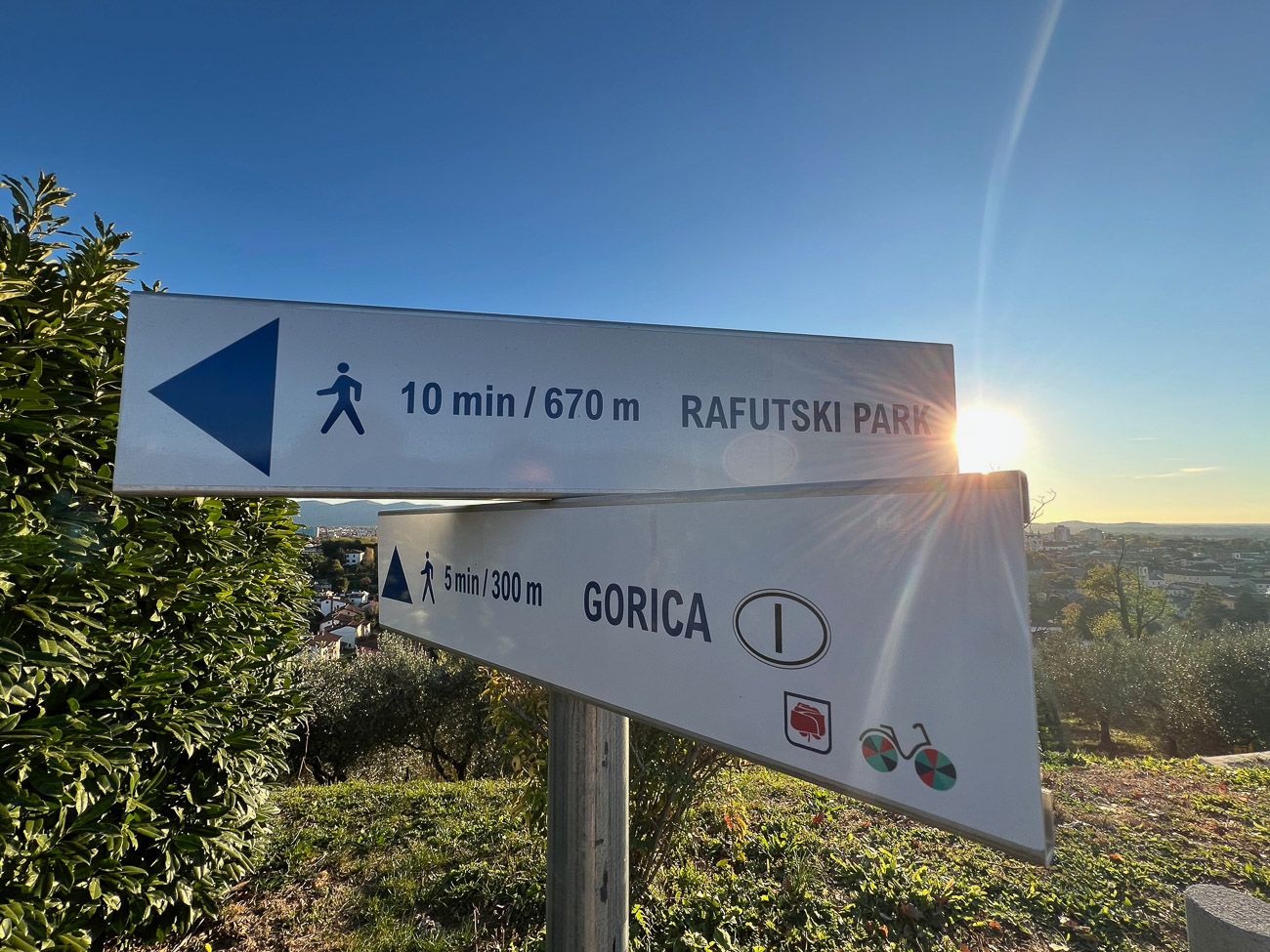 Schilder zu Wanderwegen im Grenzgebiet zwischen Italien und Slowenien bei Nova Gorica