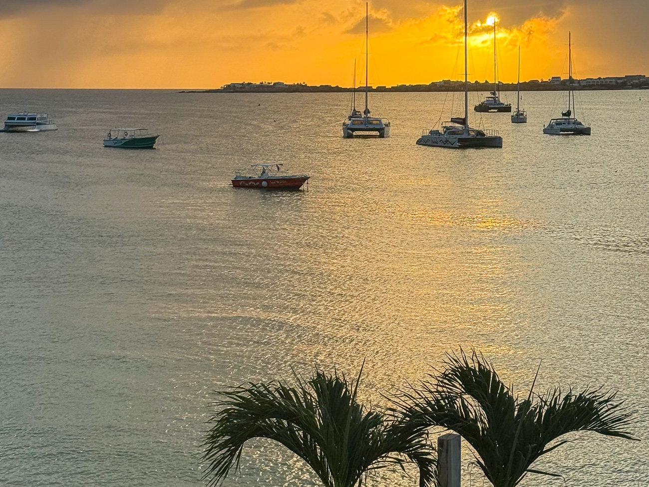 Sonnenuntergang über der Simpson Bay beim Resorturlaub auf Sint Maarten