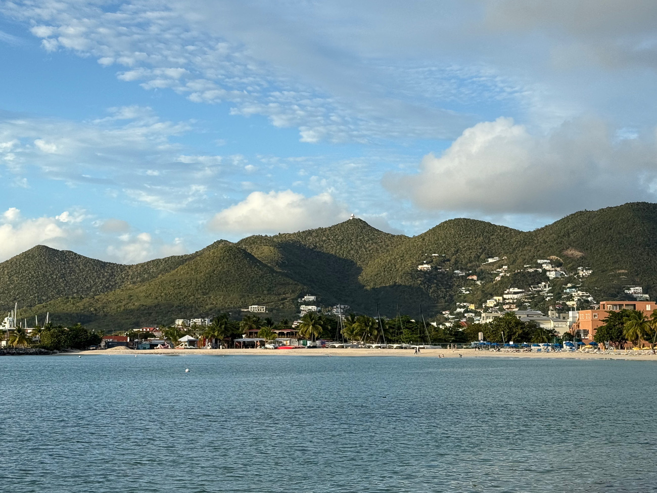 Blick auf die grünen Berge von Sint Maarten, die sich hinter der Simpson Bay erheben