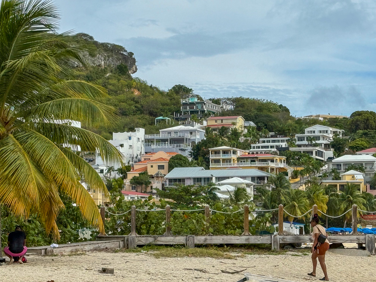 Frau am Strand der Simpson Bay auf der Karibikinsel Sint Maarten