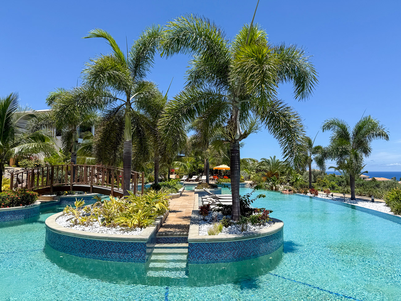 Der Pool des Golden Rock Resort auf Sint Eustatius mit Palmen und toller Vegetation