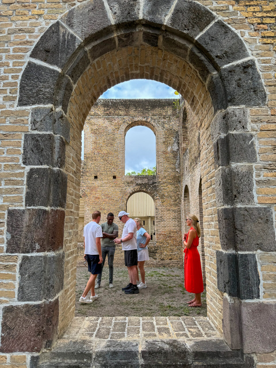 Blick durch das Fenster der Ruine einer Synagoge auf Sint Eustatius