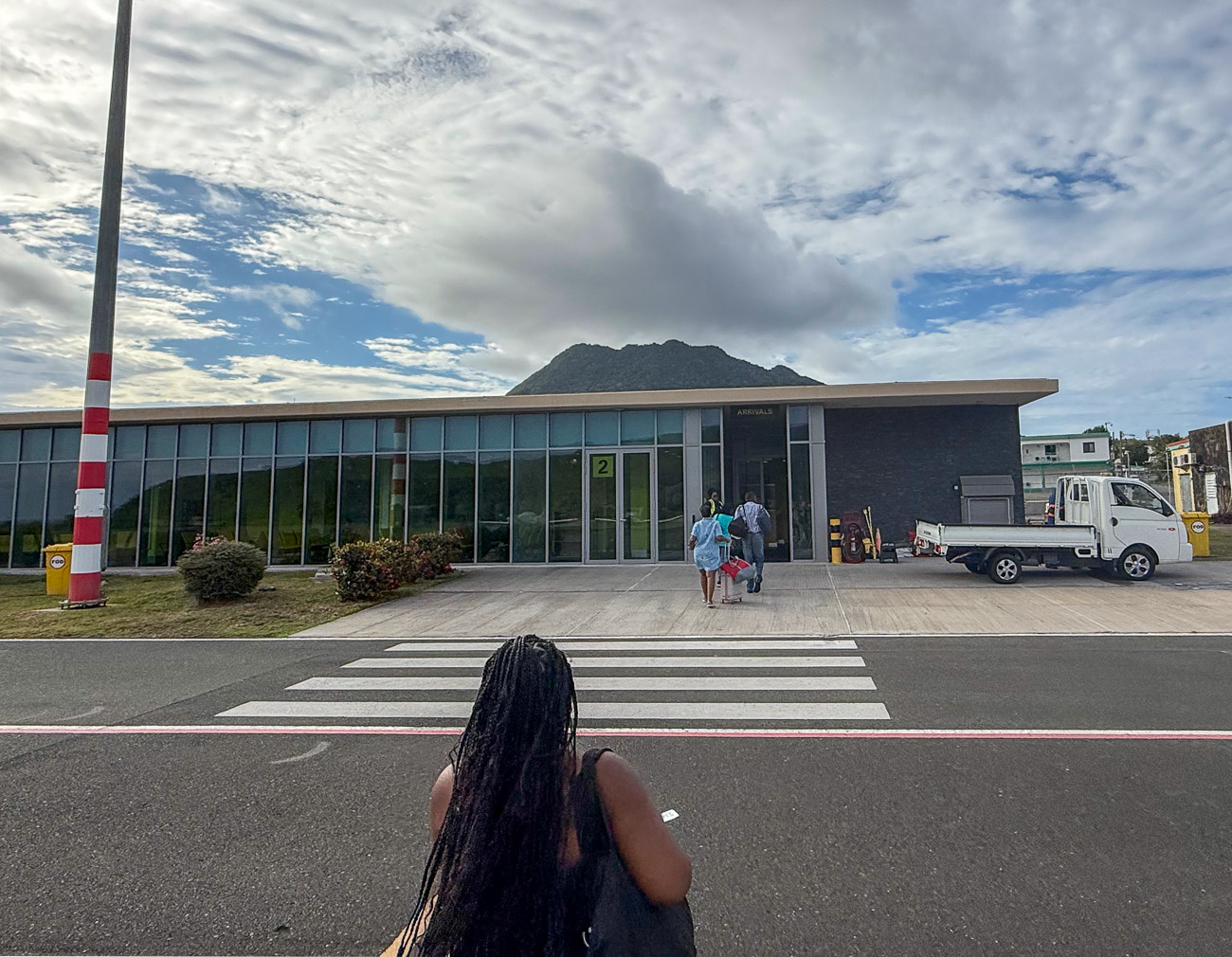 Auf dem Weg zur Empfangshalle des Flugplatzes von Sint Eustatius