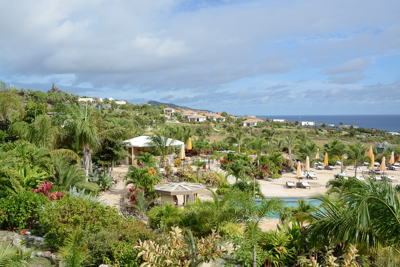 Totale des Golden Rock Resort mit Pool und Meer