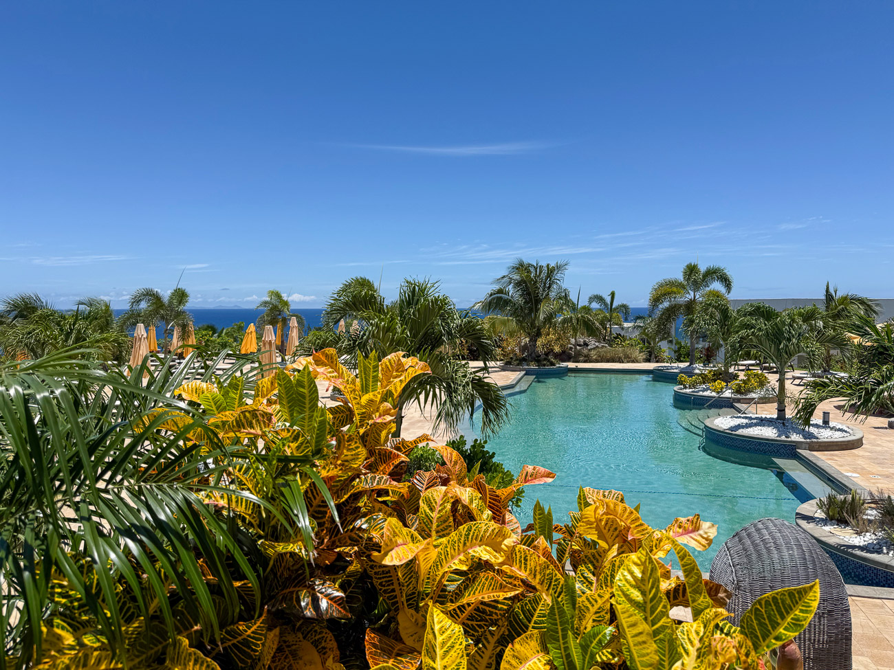 Blick auf den Pool des Golden Rock Resort mit tropsicher Vegetation